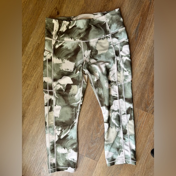 Athleta Ultimate Stash II Capri color Painted Energy Olive Size large, leggings - Picture 2 of 8